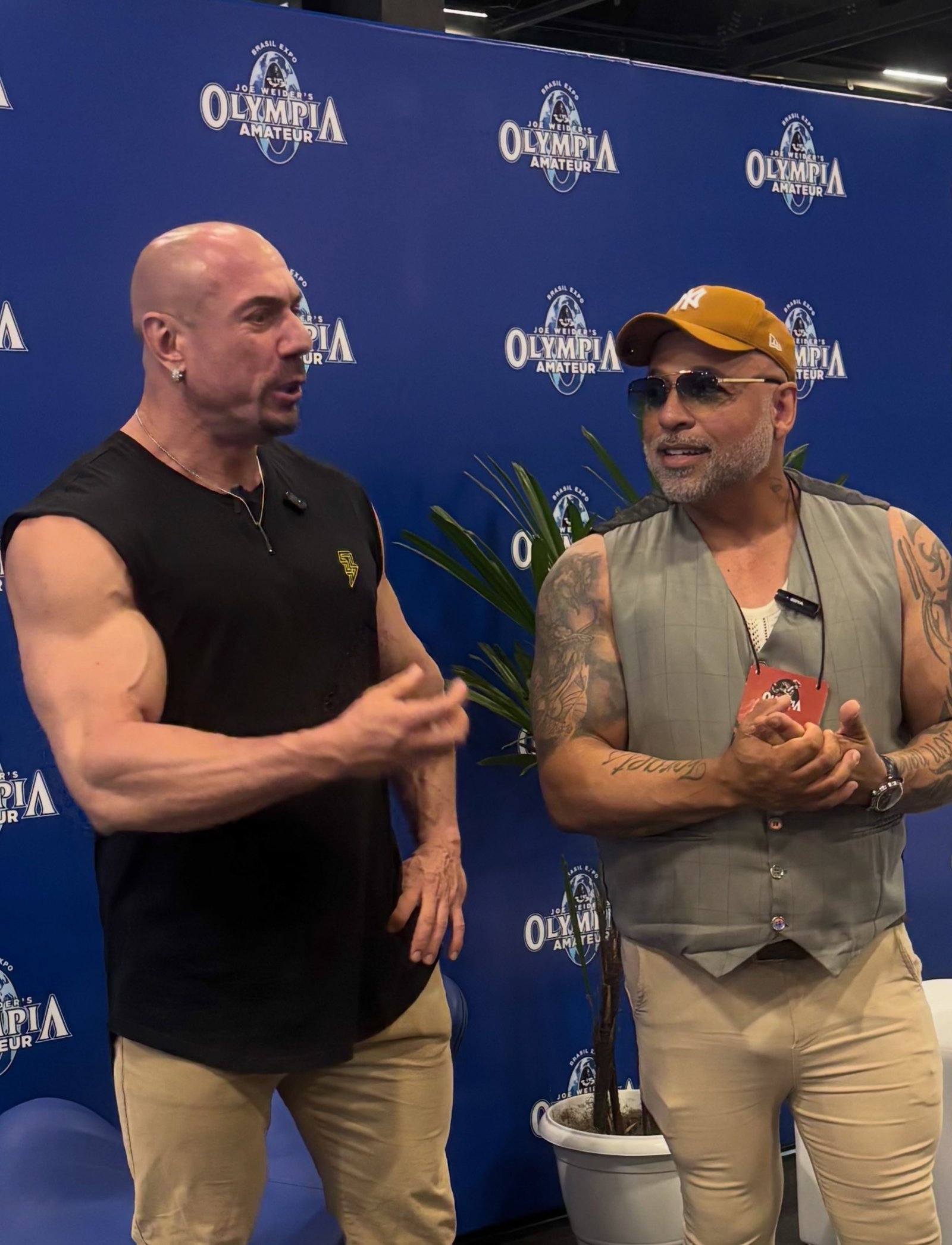 Jaime Marcelo, de boné amarelo, em conversa durante o Mr. Olympia Brasil